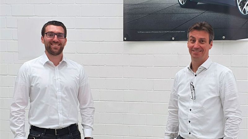 Thomas Grebe, Product Manager PPG (re.), und Daniel Fuchs, Mitglied der Geschäftsleitung der Cartec Autotechnik Fuchs GmbH, verkünden, dass beide Unternehmen künftig enger kooperieren wollen.