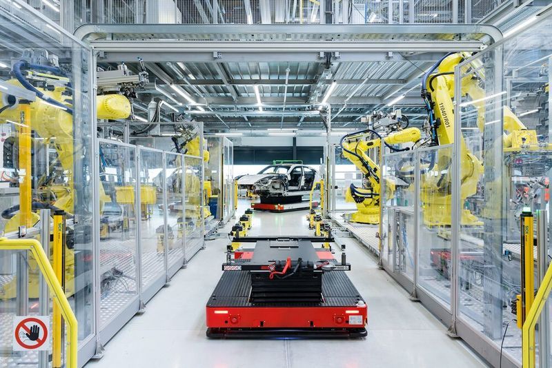 Selbstfahrende Transportfahrzeuge und Roboter in einer smarten Fabrik: Dennoch bleibt der Mensch ein wichtiger Faktor.