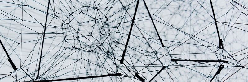 Edge Computing ermöglicht die dezentrale Datenverarbeitung am Netzwerkrand und kann von KI-Technologien zusätzlich profitieren – gerade wenn es um das Thema Echtzeit geht.
