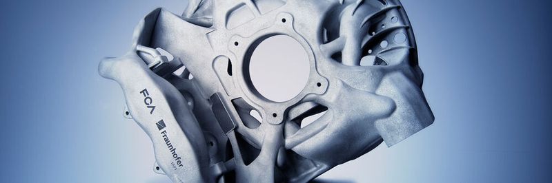 Die 3D-gedruckte Radaufhängung wurde für einen bisher nicht genannten Sportwagen der FCA Gruppe entwickelt. Zum Konzern gehören unter anderem die Marken Alfa Romeo, Abarth, Maserati, Dodge und Fiat.