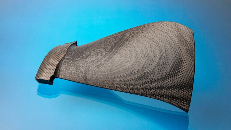 Am Fraunhofer IPT gefertigte FVK-Fan-Schaufel. Das Design ist angelehnt an eine GE90-Fan-Schaufel.