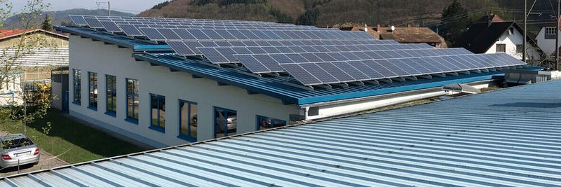 Photovoltaikanlage der Becker & Müller Schaltungsdruck GmbH: Mit erneuerbaren Energien lassen sich sehr gute Ergebnisse erzielen und der Bedarf an „klassisch“ produzierter Energie deutlich reduzieren.