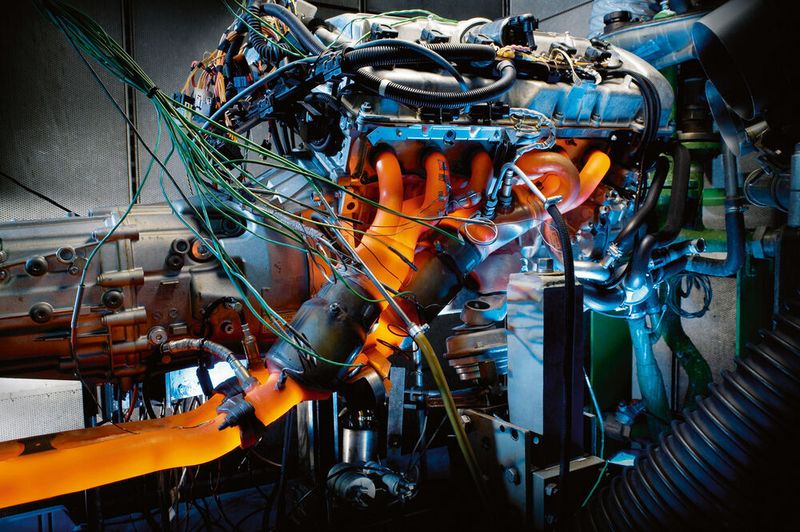 Ein Sechs-Zylinder-Motor mit motornahem Katalysator. Geht es nach der Politik, müssen Verbrennungsmotoren künftig deutlich schärfere Emissionsvorgaben erfüllen.