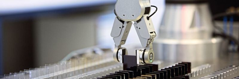Der RG2-FT-Greifer von OnRobot verfügt über integrierte Sensorik in seinen Fingerspitzen. Dadurch kann er seinen Kraftaufwand präzise dosieren und Aufgaben übernehmen, die bislang menschliches Fingerspitzengefühl erforderten.