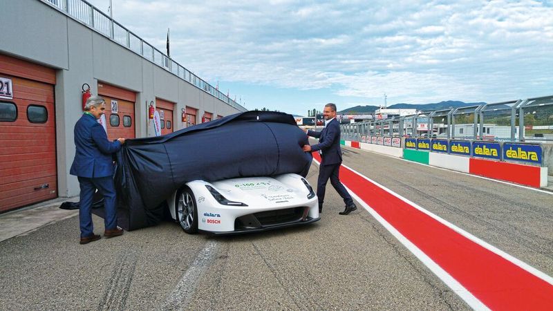Dallara-Geschäftsführer Andrea Pontremoli (l.) und Frank Schmidt, Geschäftsführer bei Bosch Engineering, enthüllen im italienischen Varano den rein elektrisch angetriebenen Prototypen, der auf dem Stradale basiert.