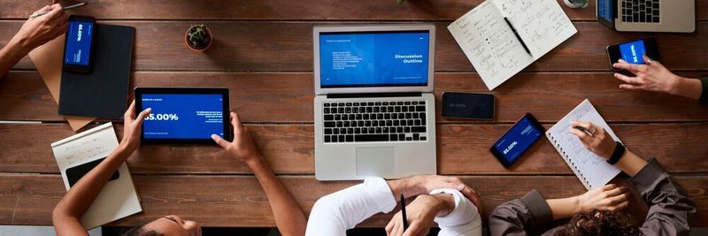 Bei IT-Projekten ist es wichtig, alle Beteiligten an einen Tisch zu holen und dafür zu sorgen, dass sie die gleiche Sprache sprechen.