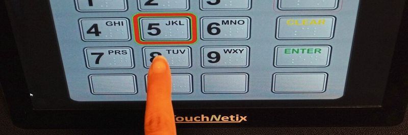 In den IC-Bausteinen aXiom sind Funktionen für eine berührungslose Erkennung integriert. Dazu greift das System auf die Sensorelemente des Bildschirms zurück.