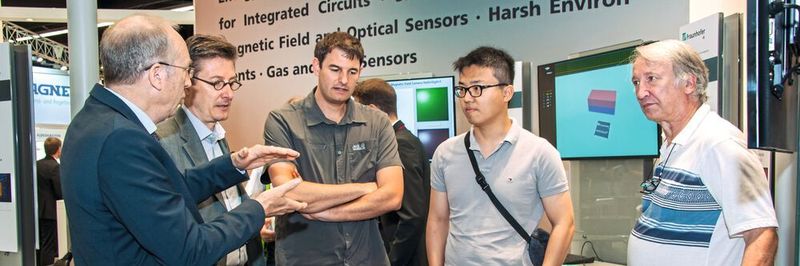 Aussteller und Besucher auf der Sensor+Test im Dialog. Im Jahr 2021 bekommt die Messtechnik-Messe ein neues Konzept.