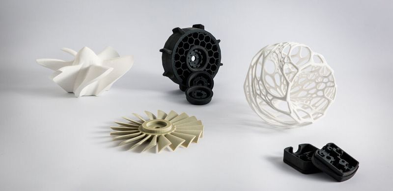 Die Materialien lassen sich unter 70° C verarbeiten und ermöglichen Bauteile mit folgenden Eigenschaften: hohe Präzision, Hitzebeständigkeit und Flammschutz nach UL 94 V0 sowie eine Schrumpfrate von weniger als 1%.