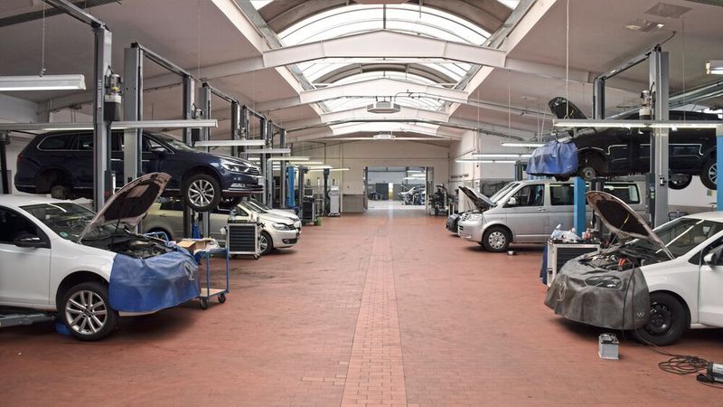 In den Werkstätten ist derzeit zwar Betrieb, aber die Kunden agieren zurückhaltend mit nicht notwendigen Aufträgen.