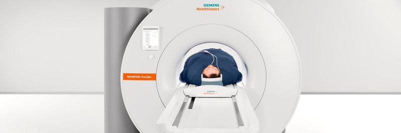 Siemens Healthineers erhöht mit Magnetom Free.Max den Patientenkomfort durch die 80 cm Geräteöffnung.