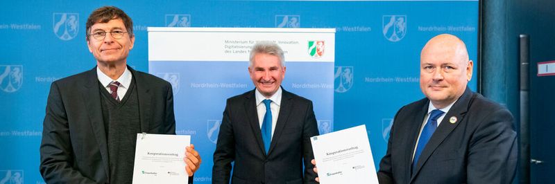 Im Beisein von NRW-Digitalminister Prof. Dr. Andreas Pinkwart (Mitte) haben BSI-Präsident Arne Schönbohm (rechts) und Prof. Dr. Stefan Wrobel, Leiter des Fraunhofer IAIS, eine Kooperationsvereinbarung zur Entwicklung von Prüfverfahren für die Zertifizierung von Systemen der Künstlichen Intelligenz unterzeichnet.