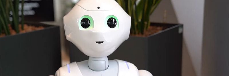 Roboter Pepper erklärt gleich am Eingang des Global IBM Watson Center Munich, wie man eine Gesichtsmaske richtig aufsetzen und tragen sollte.
