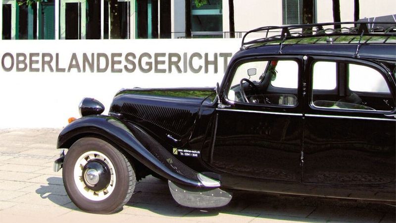 Auch Oldtimer sind Gegenstand juristischer Auseinandersetzung. So weit muss es aber nicht kommen, wie Dr. jur Götz Knoop Rechtsanwalt und Fachanwalt für Verkehrsrecht verrät.
