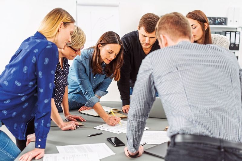 Wie meistert man den Teambuilding-Prozess? In vier Schritten führten wir Sie durch den Prozess.
