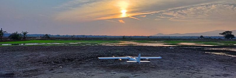 Das Projektziel war es, ein tragbares, leicht zu wartendes und robustes Roboterflugzeug zu bauen, das senkrecht starten und landen kann.