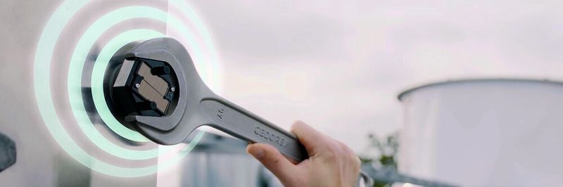 Bei der intelligenten Schraubverbindung handelt es sich um ein vollintegriertes IoT-Device mit energieautarker und drahtloser Datenübertragung.