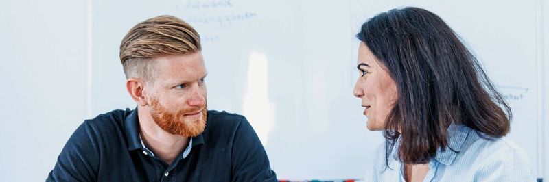 User-Interfaces: Für ein erfolgreiches Bedienkonzept erfolgen in der Research-Phase unter anderem Einzel- oder Leitfadeninterviews, um gezielte und detaillierte Informationen zu erfassen.