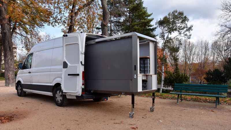 Das Plug-Van-Werkstattmodul kann dank eines eingebauten Fahrwerks von einer Person ein- und ausgebaut werden.