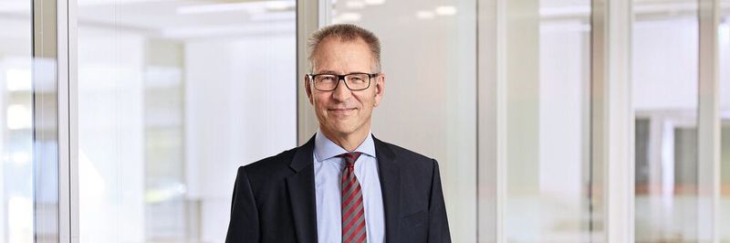 „Die langjährige Erfahrung beim Einsatz sicherheitstechnischer Anwendungen und umfangreiche Kenntnisse zu Normen und Standards bilden die Basis für unsere Safety-Lösungen“, erklärt Ulrich Balbach, CEO von Leuze.