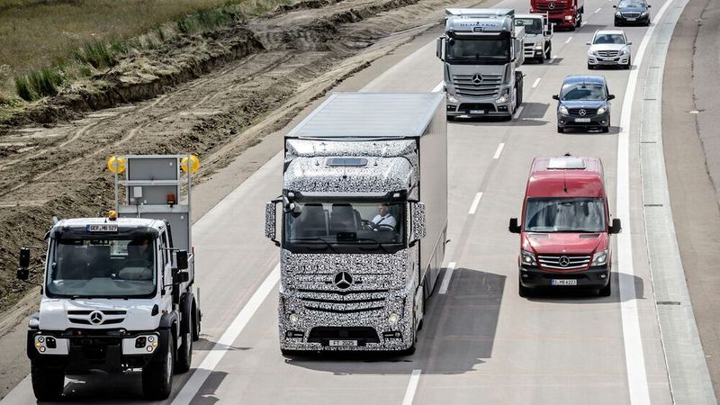 Zurück auf der Überholspur? Wie sich die Nutzfahrzeugbranche im Jahr 2021 entwickelt, ist von vielen Faktoren abhängig. Ein wenig aufwärts wird es wohl gehen.