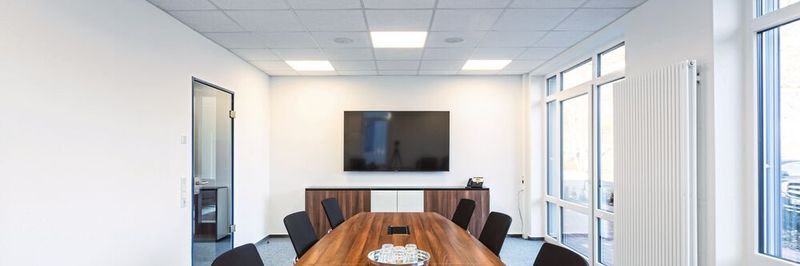Licht am Arbeitsplatz: Ausreichend Tageslicht kombiniert mit künstlichem Licht. Ein wichtiger Faktor ist die Einberechnung der Schatten und eine blendfreie Installation der Leuchtmittel.