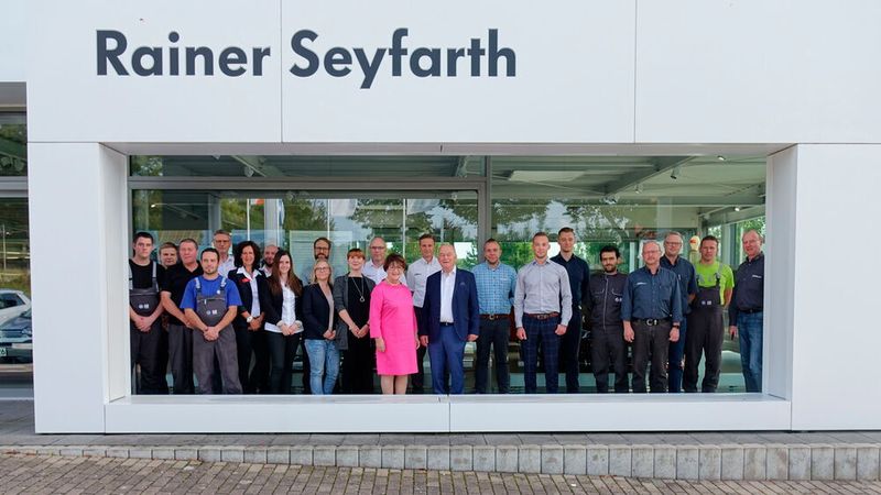 Das Unternehmerpaar Rainer und Marils Seyfarth (in der Mitte) mit ihrem Team.