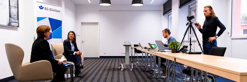 Hinter den Kulissen: Christine Krumm (fbmt) und Dubravka Maljevic (BG Kliniken) begrüßten die Teilnehmer aus einem eigens hergerichteten kleinen Studio in einem Berliner Hotel.
