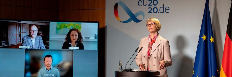 Bundesforschungsministerin Anja Karliczek stellt das neue Förderprogramm vor. Zugeschaltet waren: Arne Manzeschke von der Evangelischen Hochschule Nürnberg, Marlene Klemm, Leiterin Pflegepraxiszentrum Nürnberg, und Frank Steinicke von der Universität Hamburg