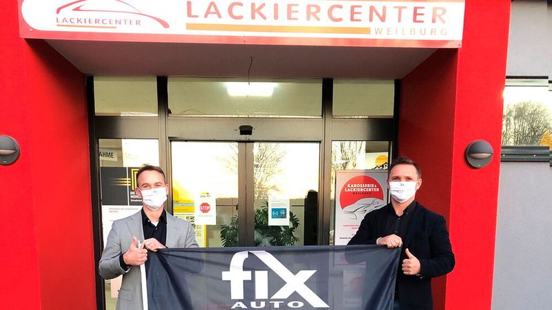 Sergej Wasiljew, Inhaber Karosserie- und Lackiercenter Weilburg (re.), und Fix-Auto-Deutschland-Geschäftsführer Roy de Lange nach der Vertragsunterschrift.