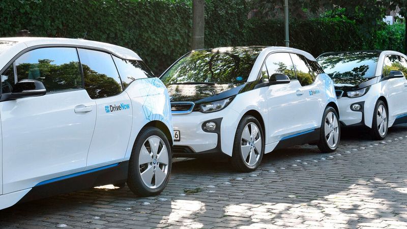 Im Flottenmarkt ist der Anteil der Elektrofahrzeuge höher als im Privatmarkt. Nicht zuletzt wegen der sogenannten Supercredits ist deshalb der CO2-Ausstoß der Firmenflotten deutlich geringer als im Privatmarkt.