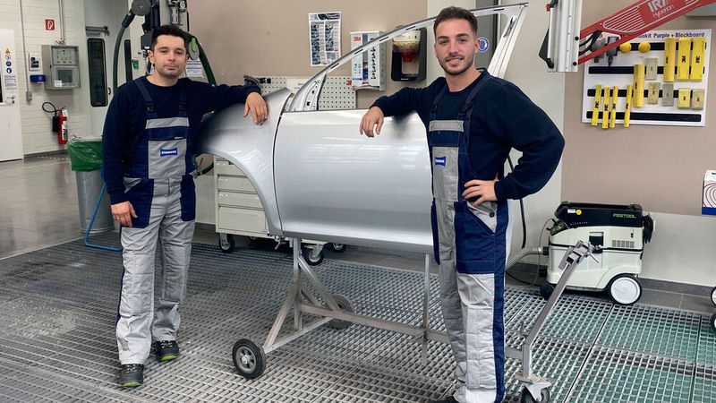 Erik Faßbender, Leiter Training Standox Deutschland, und sein Kollege Enrico Golino, Training Spezialist Standox Deutschland, haben neue Seminare für Fahrzeuglackiererinnen und -lackierer entwickelt.