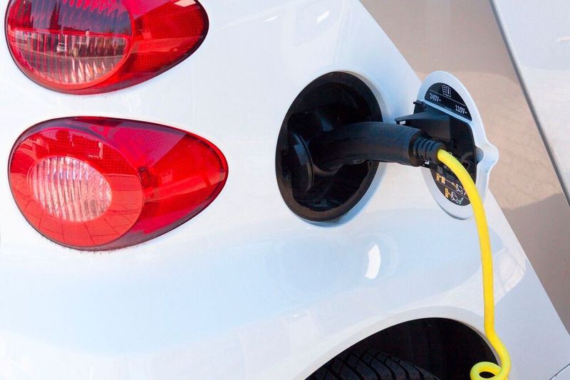 Eine Entwertung erfahren die jungen gebrauchten E-Autos durch die Vorgabe eines Mindestrabatts, sofern der Umweltbonus beantragt werden soll.