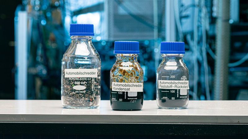 Mit Pyrolyseöl aus gemischten Abfällen wollen die Partner das Recycling von technischen Kunststoffen im Automobilbau möglich machen.