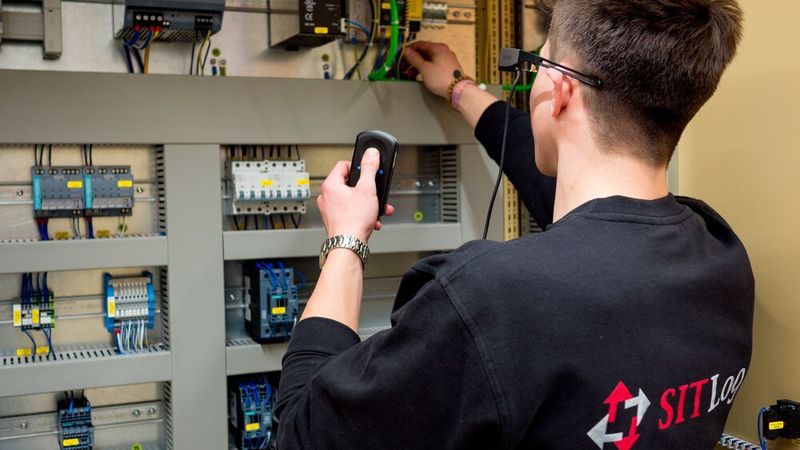Vollelektronische Zukunft für Intralogistik: Mit einer selbstentwickelten Wartungsbrille von SIT Log können wichtige Informationen mit den Servicemitarbeitern geteilt werden.