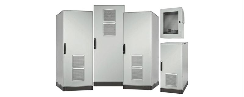 IT-Racks: Die 19-Zoll-Schränke der R-Serie aus der Systemarchitektur EcoStruxure sind gemäß IP55 bzw. IP66 zertifiziert und in den Größen 16, 24 oder 42 HE erhältlich.