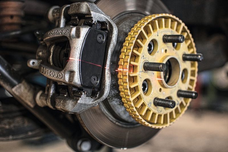 Ein Lasersensor misst den Versatz zwischen zwei parallelen, konzentrischen Geberflächen.
