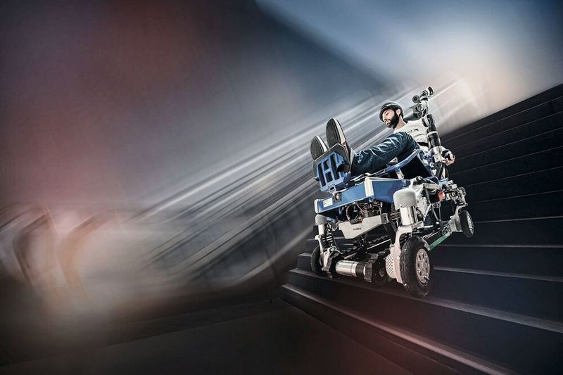 Cybathlon-Pilot Florian Hauser in seinem Wettkampf-Rollstuhl, der von einem Ingenieursteam der Hochschuhe Rapperswil ständig weiterentwickelt wird.