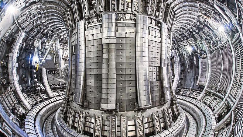 Kernfusion: Blick in das Plasmagefäß der europäischen Fusionsanlage JET. Die metallische Belegung der Gefäßwand mit Kacheln aus Beryllium und – am Boden, im sogenannten Divertor – aus Wolfram entspricht den Materialien, die für den internationalen Experimentalreaktor ITER vorgesehen sind.