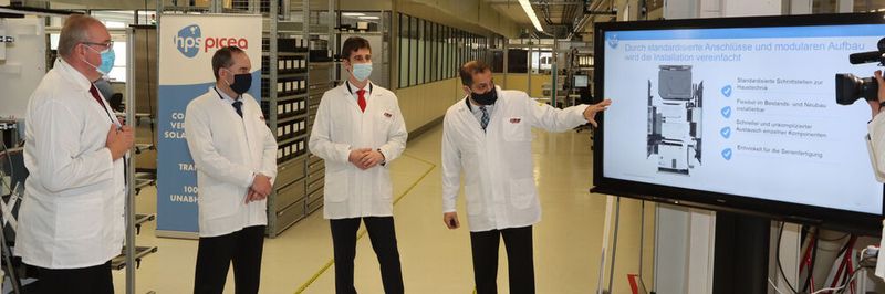 Großer Bahnhof bei Zollner (v.l.n.r.): Franz Löffler (Bezirkstagspräsident der Oberpfalz und Chamer Landrat), Hubert Aiwanger (Bayerischer Wirtschaftsminister), Martin Eisenhart (SVP Business Development bei Zollner), Zeyad Abul-Ella (Geschäftsführer HPS Home Power Solutions).