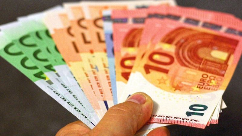 Autohäuser, die jetzt ihre Verkaufsflächen schließen müssen, können beim Bund Überbrückungshilfe beantragen.