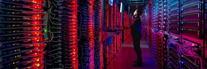OVHcloud entwirft, errichtet und betreibt seine eigenen Rechenzentren - 30 insgesamt. Außerdem produziert OVHcloud seine eigenen Server, zu einem Großteil mit direkter Wasserkühlung, mit Fabrikationsstätten in Europa und Nordamerika.