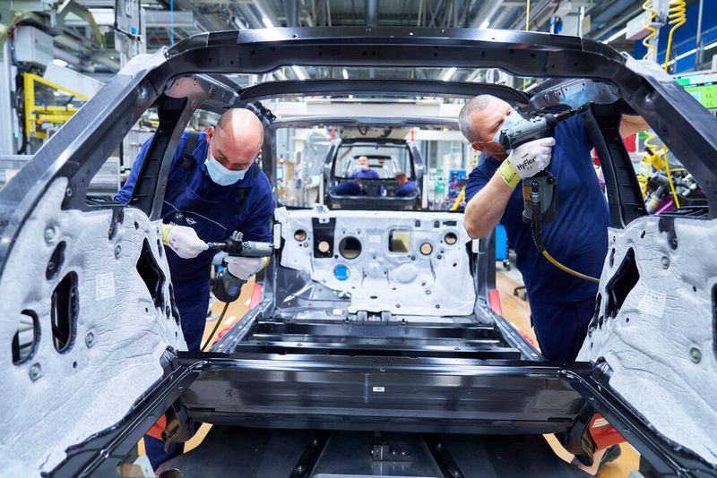 Der BMW-Stromer i3 wird im Werk Leipzig gefertigt. Modelle wie dieses sorgen für neue Wertschöpfung und weniger Umfänge zugleich.