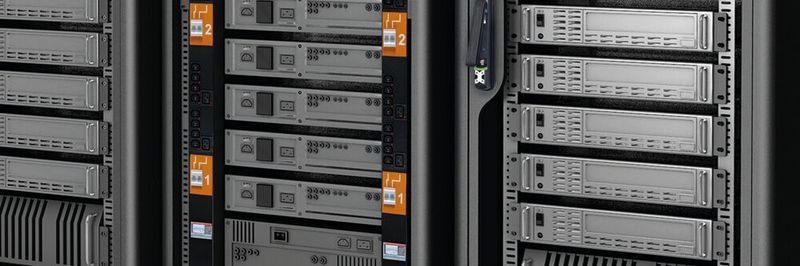 Die „SmartPDU“ kann als zentrales Steuerelement die redundante, komplette Überwachung wichtigen Parameter im Serverschrank übernehmen.