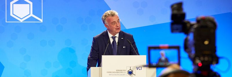 „Die Belastungen für unsere Mitgliedsunternehmen sind erheblich“, sagt VCI-Präsident Christian Kullmann. „Zugleich ist unsere Branche insgesamt weniger hart getroffen als andere Wirtschaftszweige.“