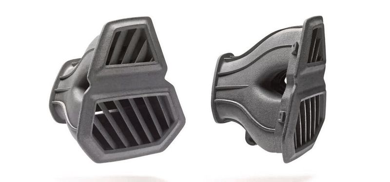 Die Türenteiser für die Belüftung von Autos sind aus Polypropylen und 3D-gedruckt. Das neue PP-Material von HP soll sich ideal für die Produktion von Rohrleitungen, Flüssigkeitssystemen und Behältern im Multi-Jet-Fusion-Verfahren eignen.