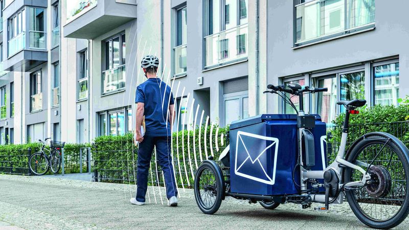 Mithilfe einer Follow-Me-Kamerafunktion surrt das IAV-Lastenrad im Schritttempo hinter dem Zusteller her: Kein Schieben, kein ständiges Auf- und Absteigen, so die Idee.