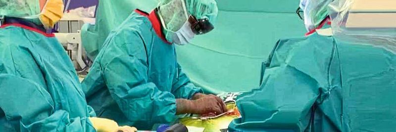 Ein Team der Universitätsklinik Balgrist hat mittels AR-Brille geleitet erfolgreich die weltweit erste holographisch navigierte Wirbelsäulen-Operation durchgeführt.