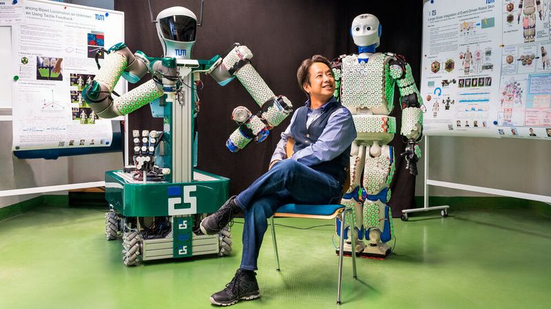 Am TUM Lehrstuhl fuer kognitive Systeme (ICS) entwickelt Prof. Gordon Cheng kuenstliche Haut fuer humaoide Roboter und menschenaehnliche Maschinen, die taktile Rueckmeldung bei Annaeherung und Beruehrung gibt.