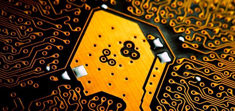 Zwar konnte Intel auch 2020 wieder die Spitzenposition unter den umsatzstärksten Halbleiterherstellern behaupten und sogar ein 4%-iges Wachstum gegenüber dem Vorjahr aufwarten. Doch TSMC, NVIDIA und AMD greifen an und sorgen für spürbare Bewegungen im globalen Chipmarkt.